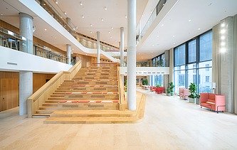 Innenaufnahme einer Treppe mit Sitzgelegenheiten eines Bürogebäudes