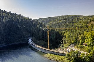 Foto der Staudammes von der Wasserseite