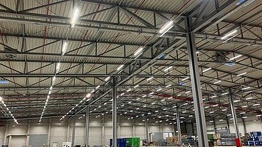 Produktions- und Lagerhalle mit Sprinkler- und Löschwasseranlage.
