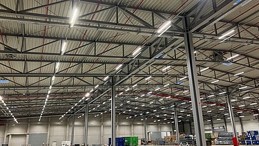 Production and storage hall with sprinkler and extinguishing water system.