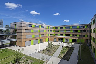 Foto des Verwaltungsgebäudes Stadtwerke Lübeck. Zu sehen ist ein moderner Holzbau.