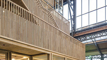 Foto im inneren der Halle von Gare Maritime Brüssel. Verkaufsraum aus Holz.