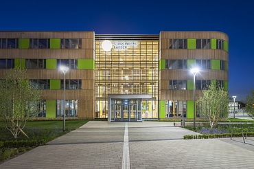 Foto des Verwaltungsgebäudes Stadtwerke Lübeck. Zu sehen ist ein moderner Holzbau.