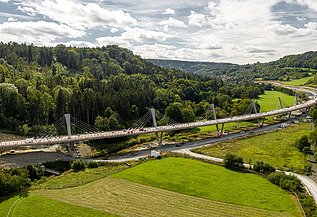 Drohnenaufnahme der Talbrücke Schorgast in idyllischer Landschaft