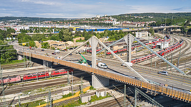 Foto von einer Brücke mit Verkehr