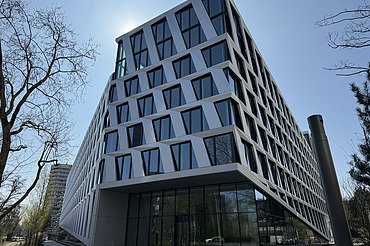 Frontansicht des One Plaza in Düsseldorf