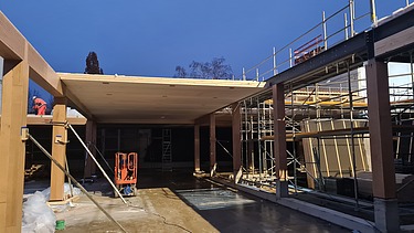 Foto der Montage des Paul-Klee-Gymnasium in Gersthofen. Man sieht eine Holzdecke.