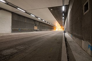 Foto von der Fahrbahn in einem Tunnel