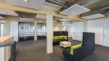 Foto des Verwaltungsgebäudes Stadtwerke Lübeck. Zu sehen ist ein moderner Büroraum.