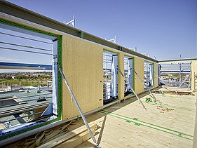 Foto des Gebäudes SKAIO Stadtsiedlung in Heilbronn. Man sieht die Montage der LENO-Holzelemente.