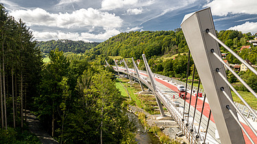 Foto der Talbrücke Schorgast mit Fokus auf den Stahlkonstruktionen