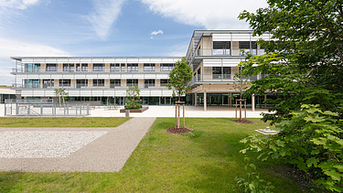 Außenaufnahme des Paul-Klee-Gymnasiums in Gersthofen. Man sieht ein großes Gebäude.