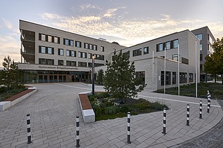 Außenansicht auf das Gymnasium mit Blick auf den Schulhof