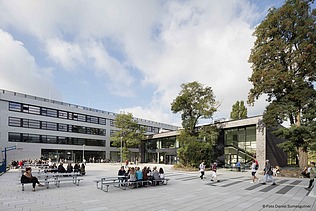Schulhof mit moderner Architektur und großzügigem Aufenthaltsbereic