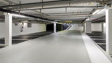 Foto einer Tiefgarage mit Stellplätzen in schwarzer Farbe