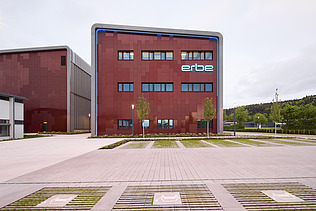 Foto eines Holzgebäudes mit roter Fassade.