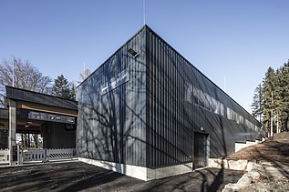 Bild der Talstation am Ochsenkopf mit schwarzer Holzverkleidung