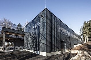 Picture of the valley station on the Ochsenkopf with black wooden cladding