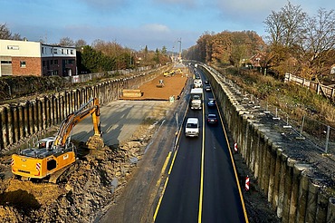 Bild zeigt eine Straßenbaustelle mit Baufahrzeugen