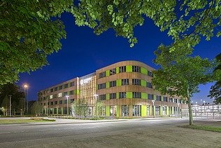 Foto des Verwaltungsgebäudes Stadtwerke Lübeck. Zu sehen ist ein moderner Holzbau.