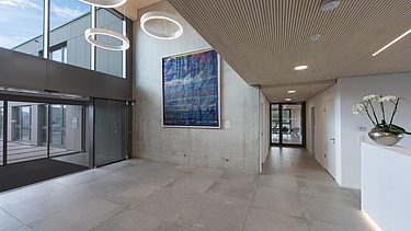 Foto Eingangsbereich saniertes Bürogebäude und Erweiterungsbau Ed. Züblin AG, Neu-Ulm