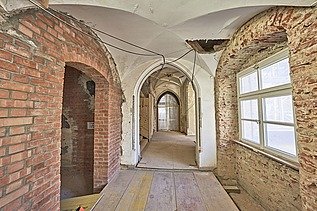 Foto Baustelle Historische Gebäudeansicht des Rathauses Straubing mit neogotischer Fassade und markantem Turm.