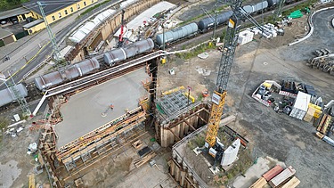 Bild einer Luftaufnahme einer Baustelle mit Bahnstrecke und Unterführung