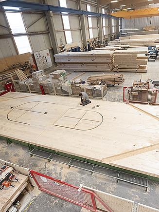 Foto Brettsperrholzelement Fertigung ZÜBLIN Timber für Projekt Fuggerei Pavillon 