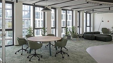 Das Innovation Center in Stuttgart, Sicht in einen Open Space mit Arbeitstischen