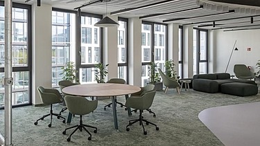 The Innovation Center in Stuttgart, view of an open space with work tables