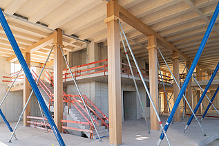 Foto der Montage des UmweltHauses in Nürnberg. Man sieht Holzelemente.