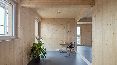 Foto des Collegium Academicums in Heidelberg. Man sieht ein weißes Gebäude und den Innenhof.