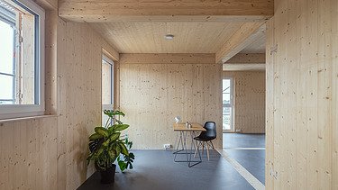Foto des Collegium Academicums in Heidelberg. Man sieht ein weißes Gebäude und den Innenhof.