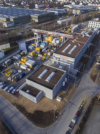 Luftbild der Zentrale in Markgröningen, Bürogebäude im Hintergrund, Fertigung und Gerätepark im Vordergrund