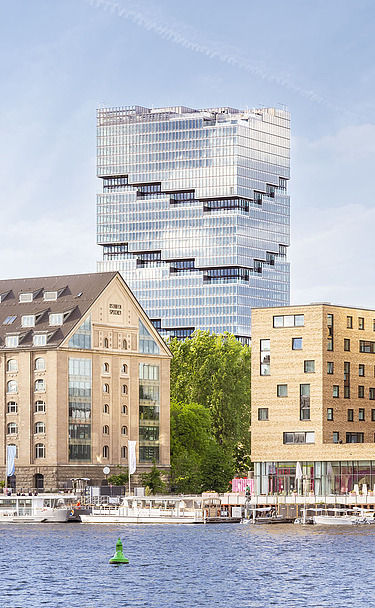 Bild eines großen Büroturm mit abgestufter Fassade.