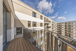 Aufnahme von einem Balkon der Wohnanlage Atriumquartier in Leipzig mit Blick in den Innenhof