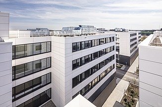 Außenansicht auf den Technologiepark - modernes weißes Gebäude