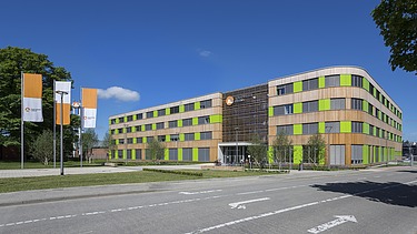 Foto des Verwaltungsgebäudes Stadtwerke Lübeck. Zu sehen ist ein moderner Holzbau.