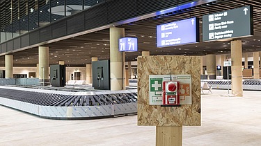 Picture of a baggage carousel at the airport