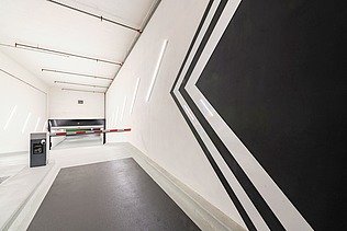 Foto einer Einfahrt mit Schrankensystem in einer Tiefgarage