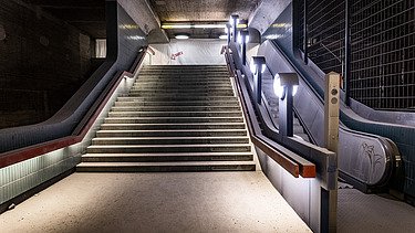 Foto von einer Treppe und Rolltreppe