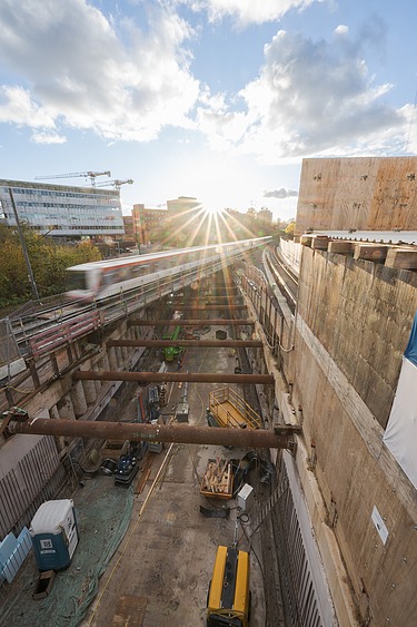 U5 Hamburg Lot 1: Recording construction with passing train