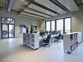 Computerraum der SKD in einem hellen großzügigen Raum