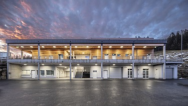 Bild eines Gebäudes an der Seilbahnstation am Ochsenkopf bei Nacht