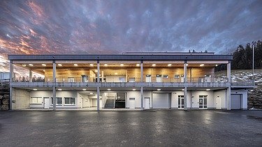 Bild eines Gebäudes an der Seilbahnstation am Ochsenkopf bei Nacht