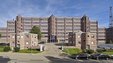 Frontalansicht des ZÜBLIN Haus, Blick auf den Haupteingang