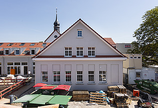 Advanced work on the façade of the white building at Seidelsche Höfe