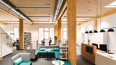 Foto eines möblierten Aufenthaltsraumes der Uni Witten. 