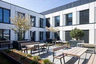 Außenbereich mit Sitzplätzen des ASTO Campus Zwei in Gilching