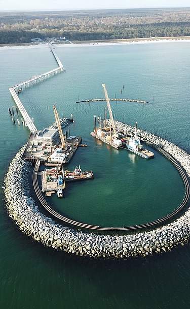 Nahaufnahme eines großen Krans auf einer Baustelle im Meer, Teil einer künstlichen Inselkonstruktion vor Prerow.